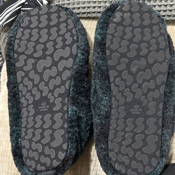 Skims Cozy green and black plaid house shoes. Size 40 US 9/10 - Picture 2 of 4